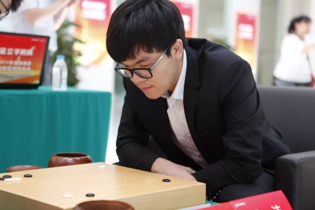 柯洁围棋最新动态，聚焦天才棋手的双面视角