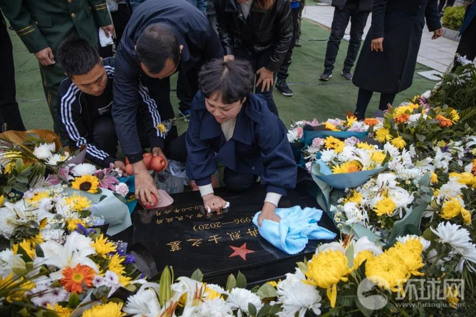 烈士陈祥榕母亲为问勇路揭牌，英勇精神的传承与纪念仪式