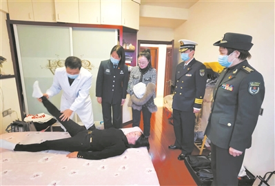 烈士陈祥榕母亲为问勇路揭牌，致敬英雄母亲，传承烈士精神