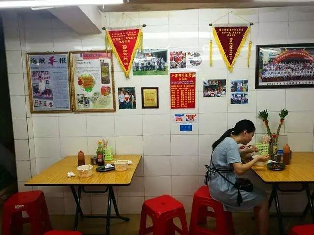 房地产板块震荡下滑，小巷独特小店藏惊喜！