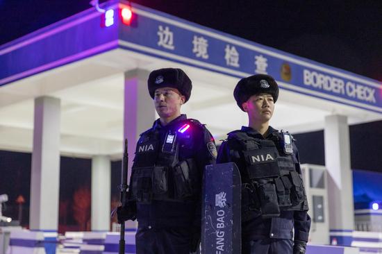 网红强迫机场志愿者摘口罩事件，背景、进展与影响全解析