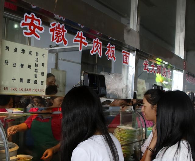 校方回应家长对食堂生肉质量的质疑，孰对孰错？