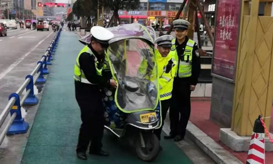 四川安岳交警遭遇袭击受伤，自然之旅中的心灵觉醒触动人心