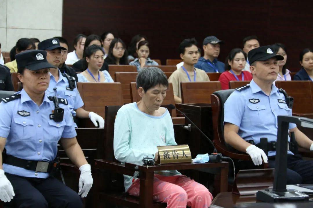 揭秘余华英夫妇的真实身份，小巷深处的人贩故事