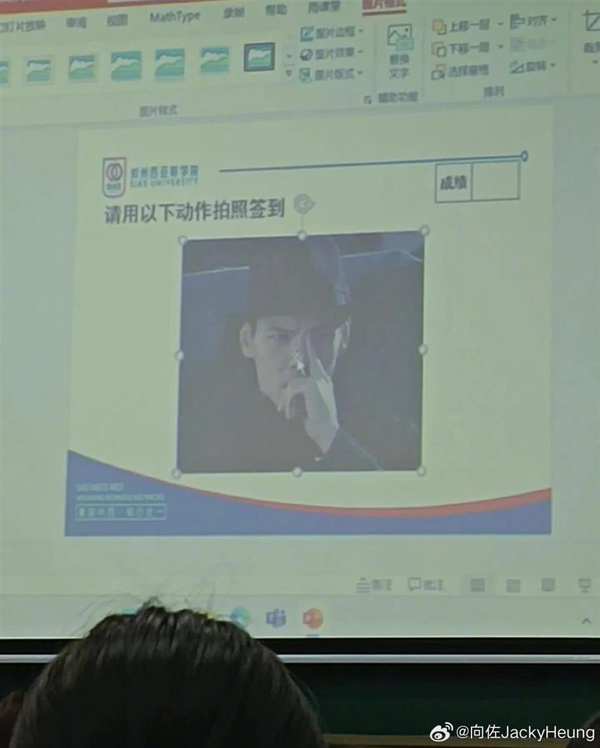 高校老师创新互动方式，学生模仿向佐摸鼻梁签到