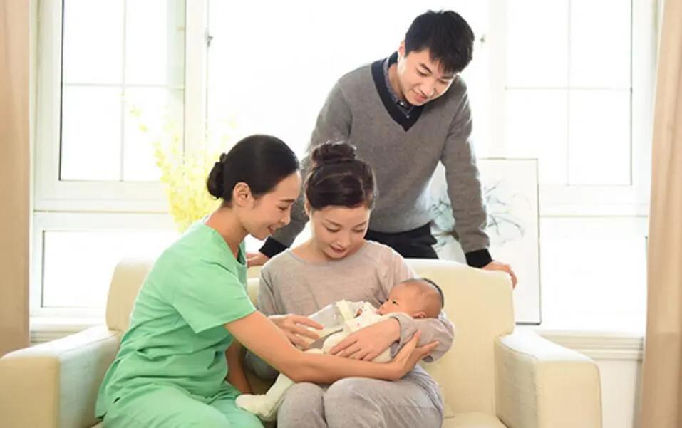 家政公司回应月嫂对待婴儿粗暴事件，严肃处理，保障婴儿权益！