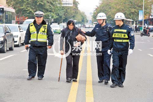 夫妻马路上摆摊遭执法人员劝离，现象背后的探讨与反思