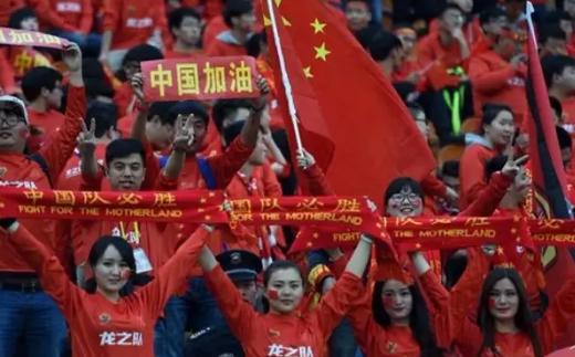 公司庆祝国足辉煌胜利，巷弄狂欢与假期之旅的一天