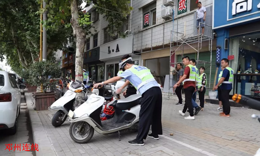 夫妻摆摊引发秩序问题，执法人员劝离维护城市秩序