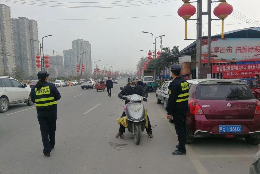 科技新品重塑街头摆摊新体验，执法人员劝离违规摆摊夫妻，倡导有序经营之路