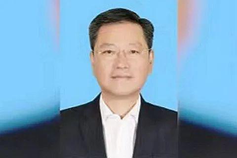 落马厅官高尔夫痴迷背后的故事，神秘小店与小巷里的忏悔之旅