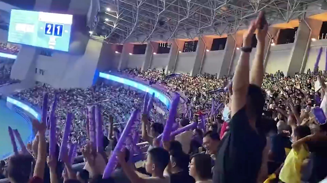 国足球迷现场玩人浪庆祝，自信与成就感的展现