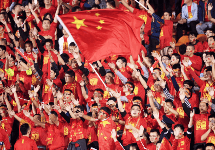 国足比赛现场巨型国旗震撼心灵，绿色征途寻找内心平静的力量