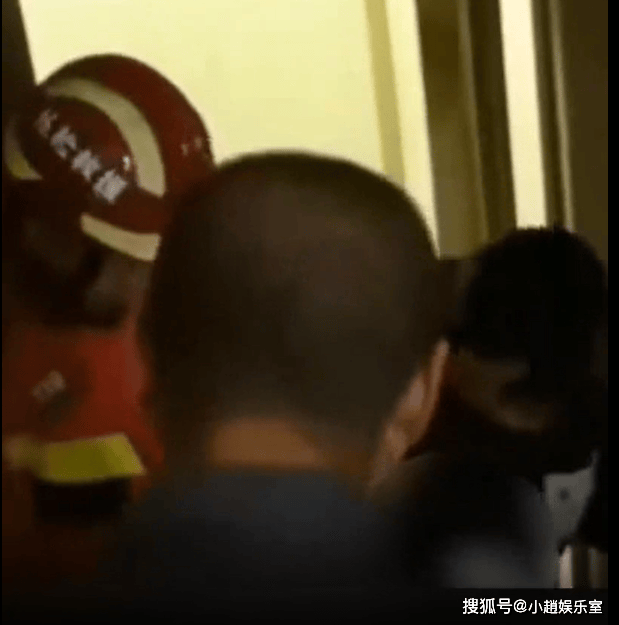 女子独自在家被困电梯一天一夜的惊险经历