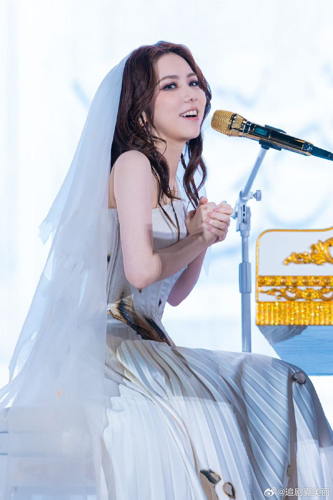 邓紫棋即兴弹奏婚礼进行曲