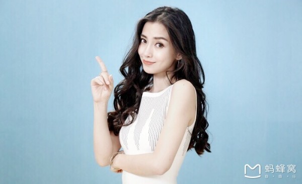杨颖最新图片，爱与陪伴的日常小趣事之美貌与温馨瞬间