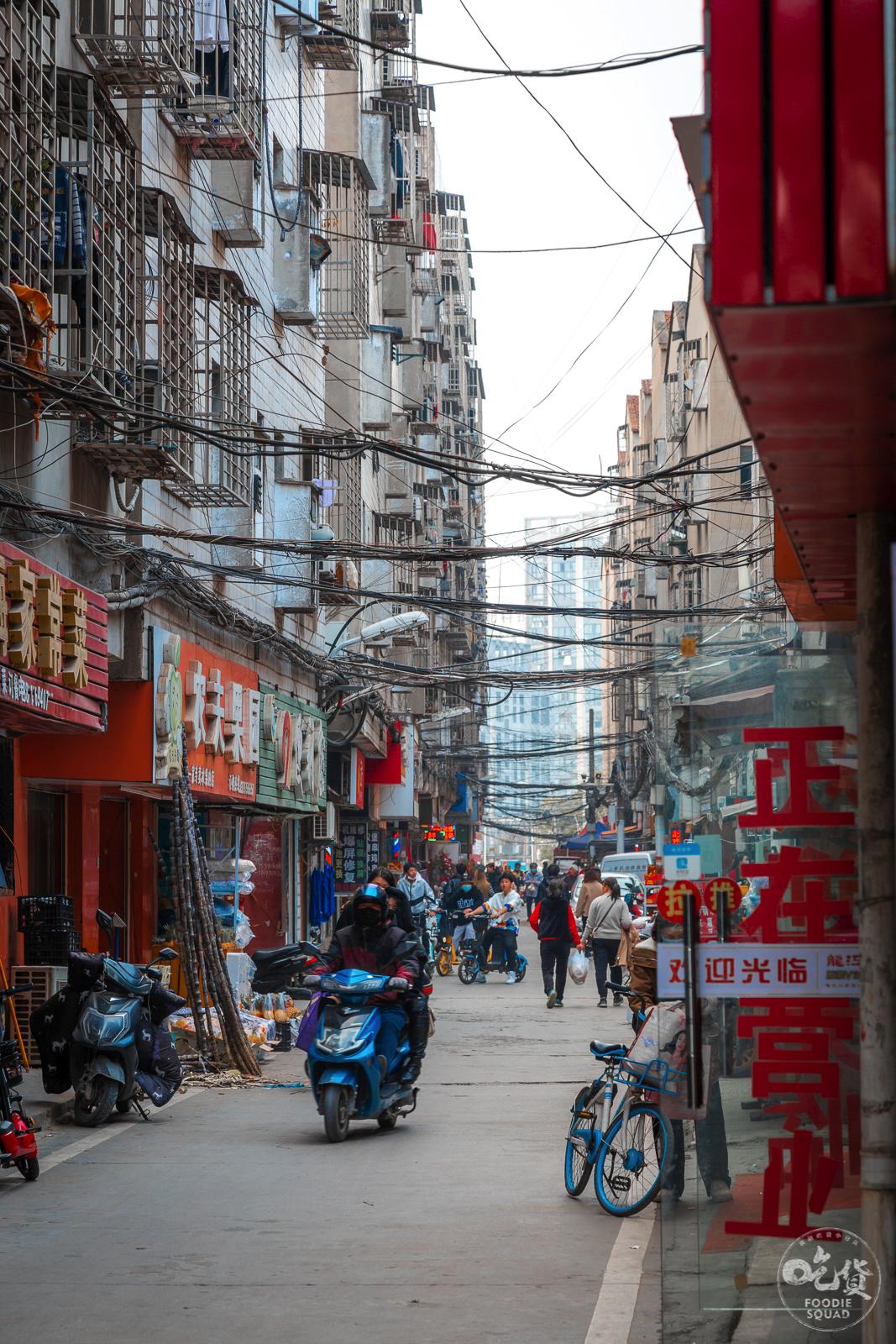 最新航班信息与小店的独特魅力，航空梦在小巷深处的绽放