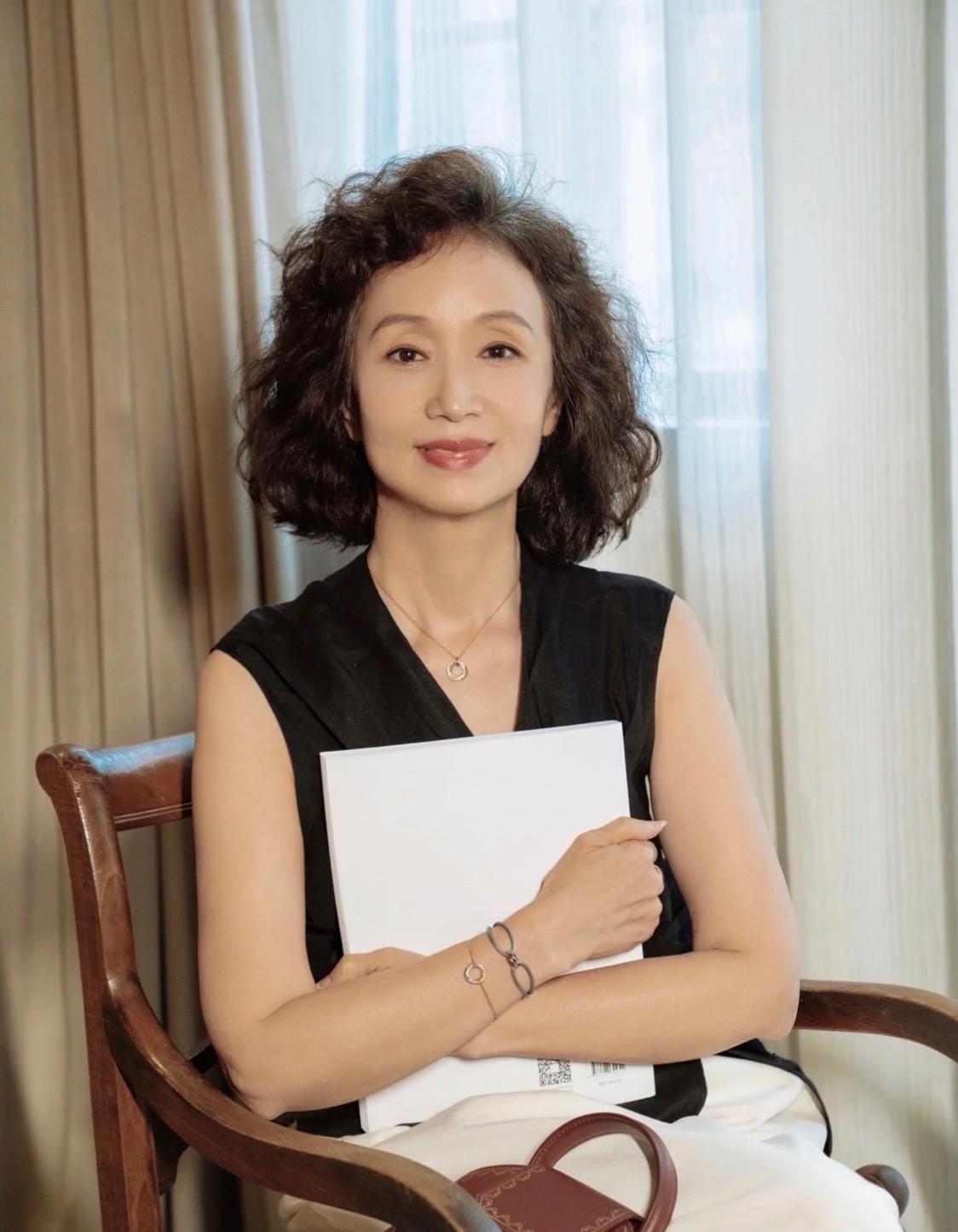 最新中发烫发发型，时尚潮流的演变与影响力