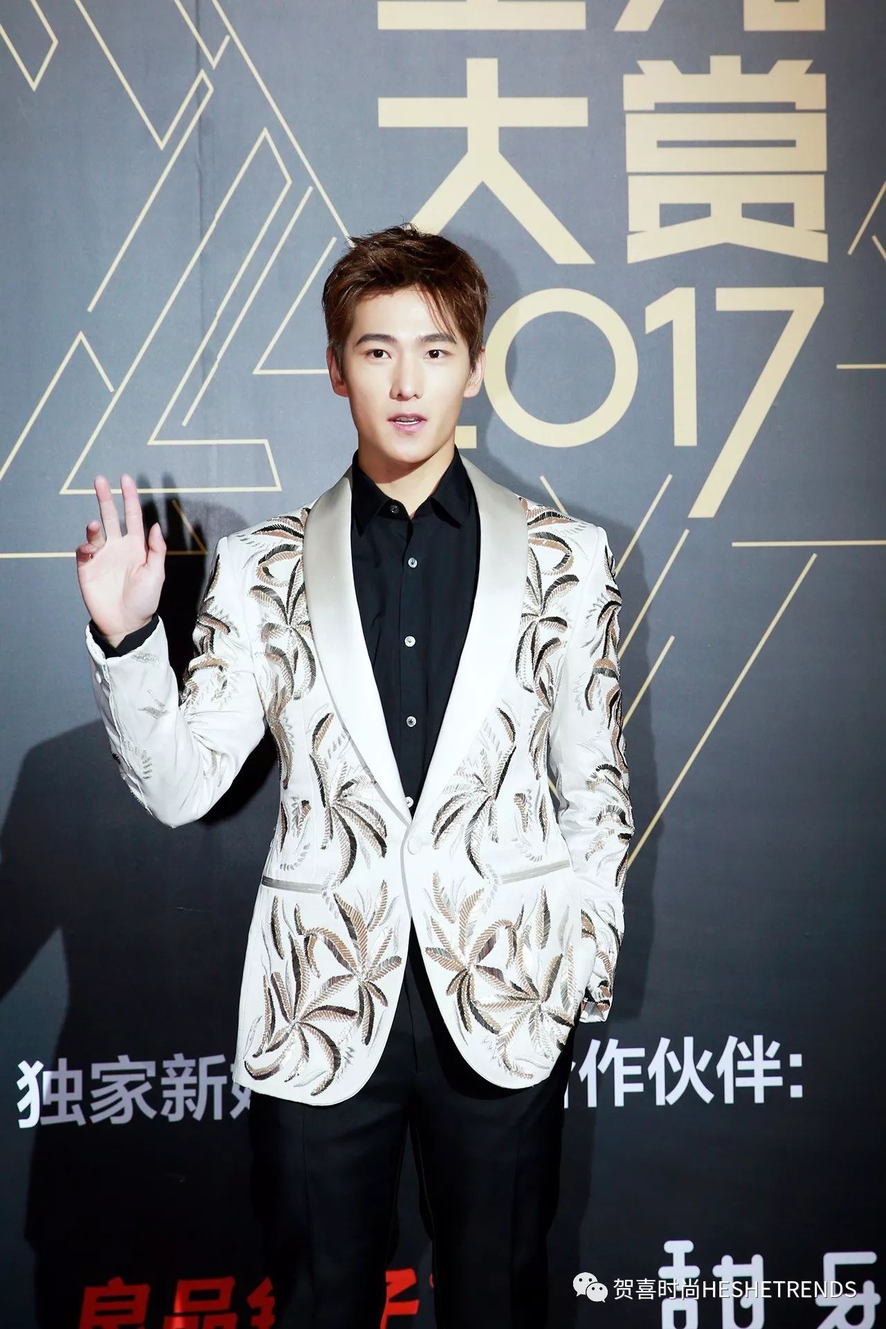 邬立朋，星光璀璨的表演之路探索者