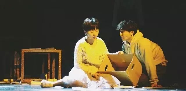 解元演员的日常，友情、梦想与舞台光影交织的世界