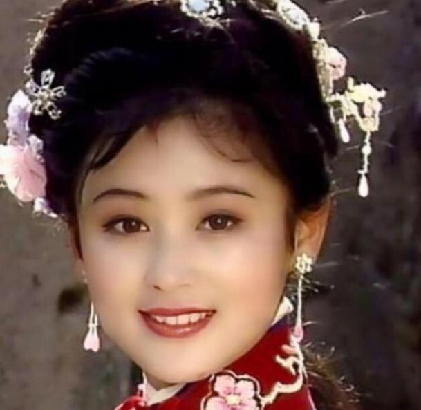 梅花三弄女演员与科技产品的完美融合，未来科技生活的风尚展示