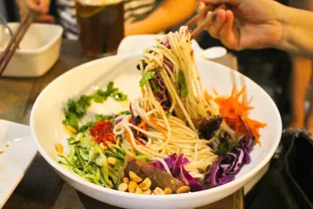 探索小巷独特风味，板扎最新美食之旅