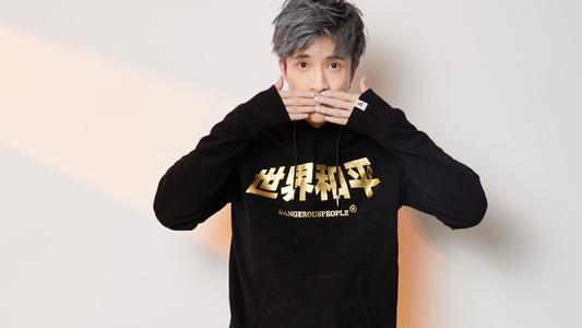 薛之谦最新照片曝光，舞台之外的温馨日常