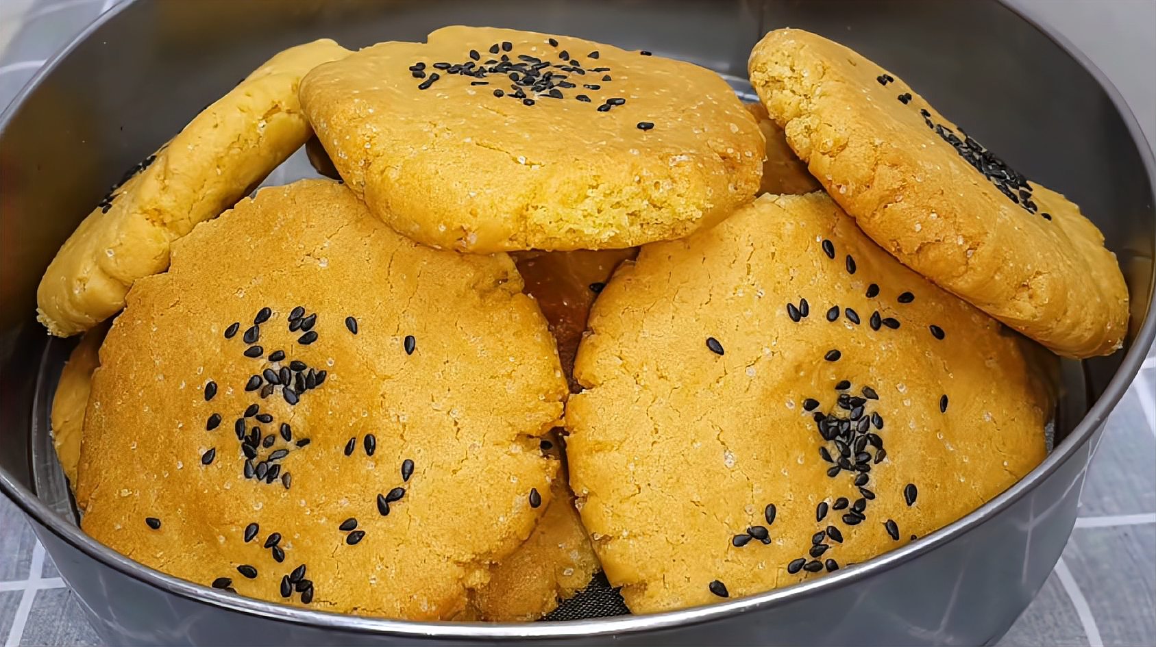 最新美食小吃，香脆蛋酥饼制作指南