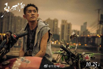 易烊千玺最新图片，小巷深处的独特风景展示