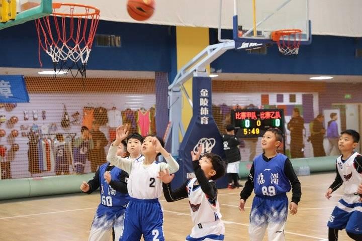 篮球盛宴，最新赛事直播与爱的陪伴共同上演